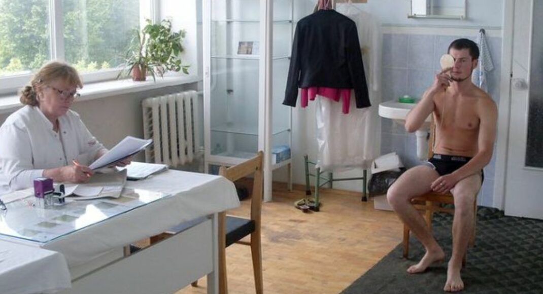 Для влаштування на роботу в окупованому Сєвєродонецьку, чоловіки мають пройти медогляд при військкоматі