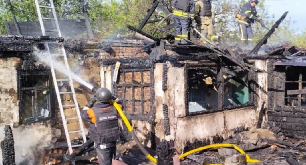 На Донетчине в результате вражеских обстрелов горели жилые дома и предприятие (фото, видео)