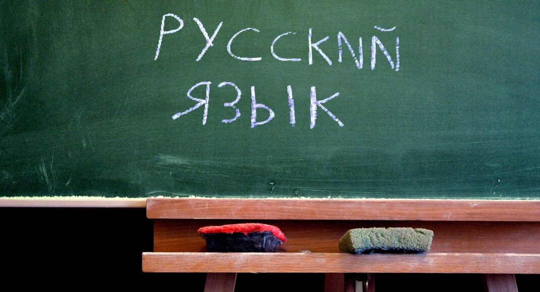 В окупованому Луганську викладачів української мови перепрофілюють на вчителів російської