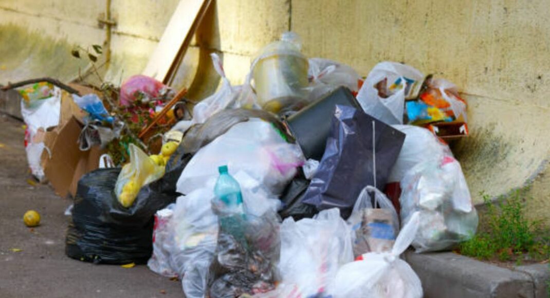 Города оккупированной Луганщины утопают в мусоре