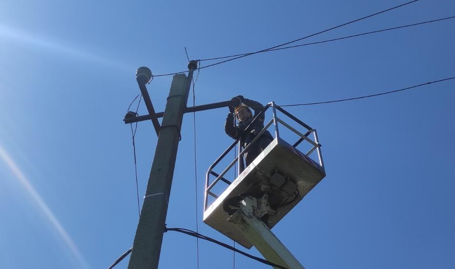 На Донеччині енергетики відновили подачу світла для трьох тисяч осель