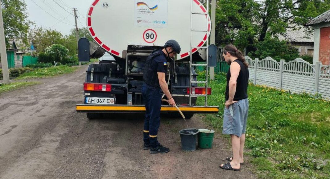 Понад 85 тисяч літрів води привезли жителям 6 прифронтових населених пунктів Донеччини (фото)