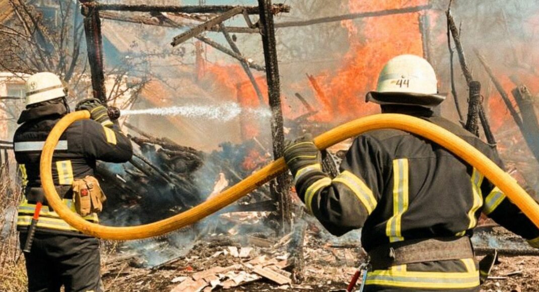 Пожарные Луганского гарнизона ликвидировали пожар хозяйственного сооружения на Харьковщине