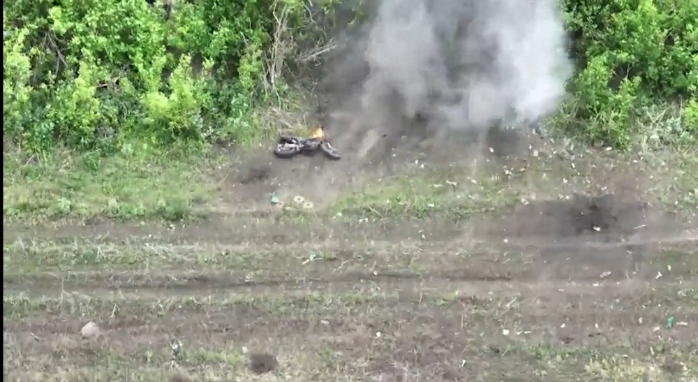 Українські прикордонники знищили шість ворожих мотоциклів росіян на Бахмутському напрямку (відео)