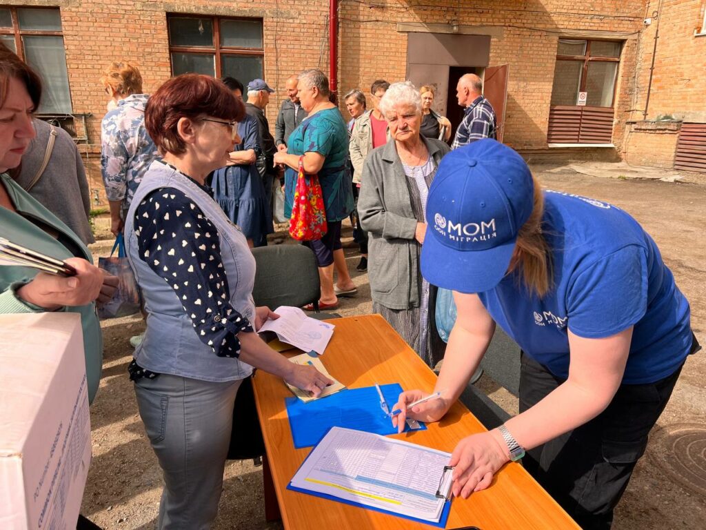 Мешканцям Соледарської громади видали допомогу від IOM Ukraine (фото)