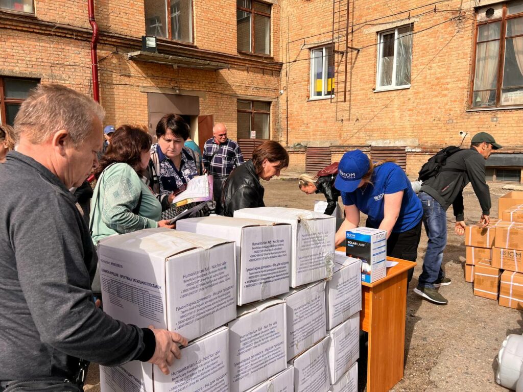 Мешканцям Соледарської громади видали допомогу від IOM Ukraine (фото)