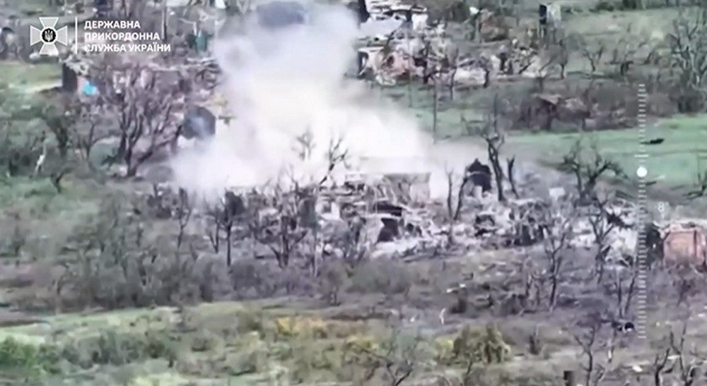 На Донетчине пограничники уничтожают места расположения оккупантов дронами (видео)