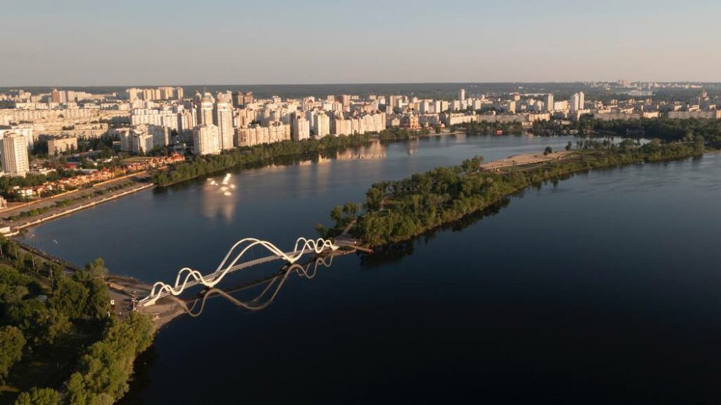 У Києві завершили будівництво пішохідного мосту "Хвиля Азову" (фото)