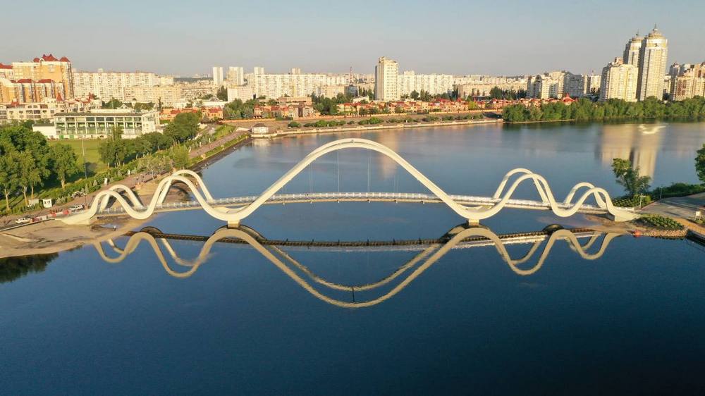 В Киеве завершили строительство пешеходного моста "Хвиля Азову" из металла Азовстали (фото)
