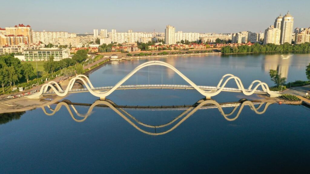У Києві завершили будівництво пішохідного мосту "Хвиля Азову" (фото)