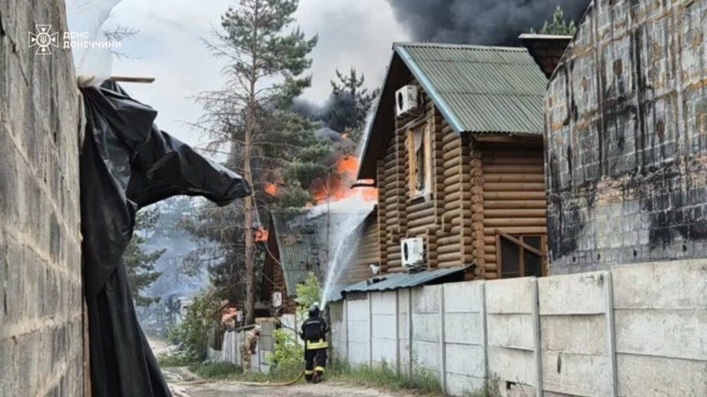 В Лимані пожежа після ворожого обстрілу зруйнувала 15 споруд готельно-розважального комплексу (фото)