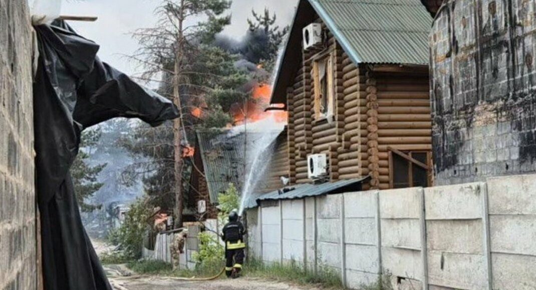 В Лимані пожежа після ворожого обстрілу зруйнувала 15 споруд готельно-розважального комплексу (фото)