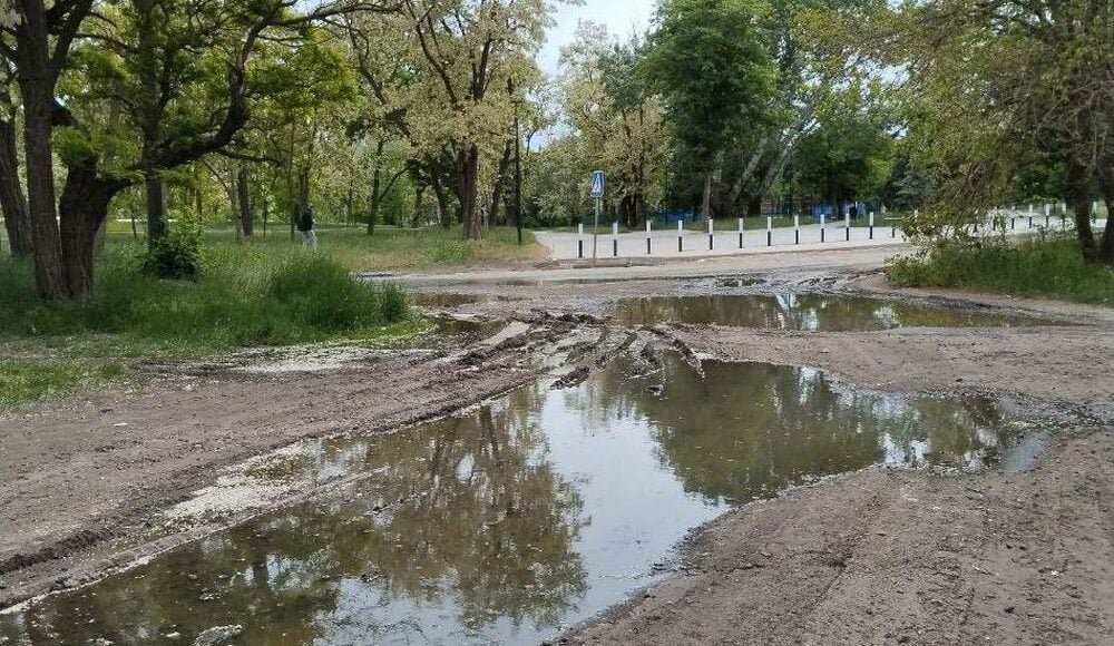 В оккупированном Мариуполе образуются канализационные "болота" и "реки" (фото)