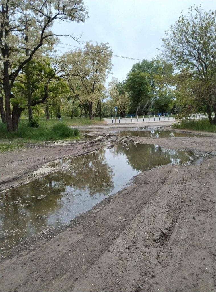 В окупованому Маріуполі утворюються каналізаційні "болота" та "річки" (фото)