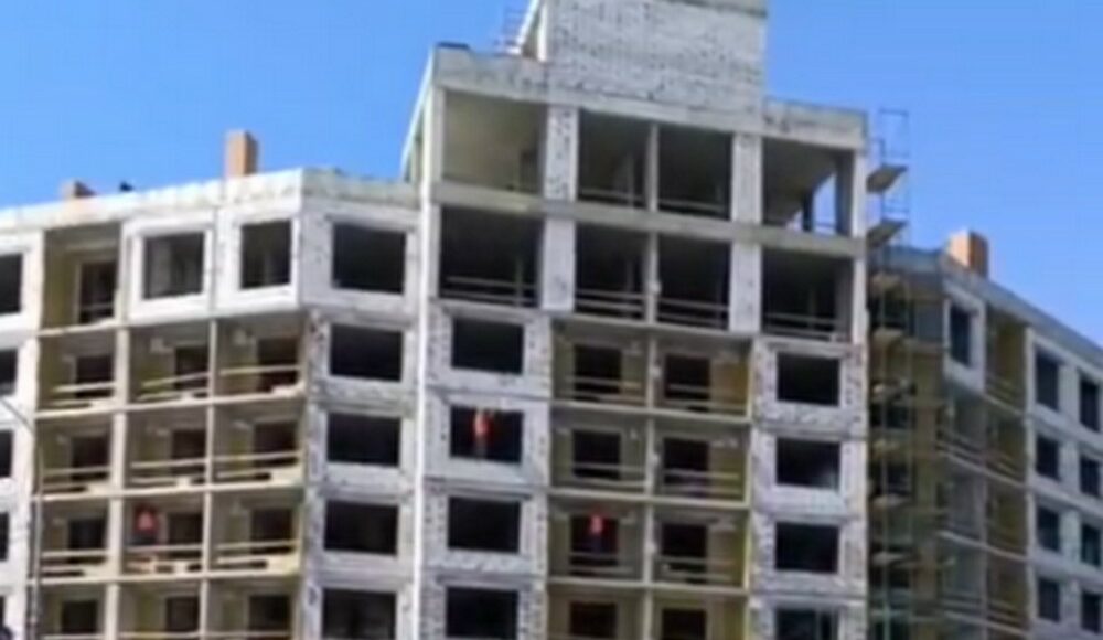 В Мариуполе оккупанты продолжают застройку на месте уничтоженного ими "Дома с часами" (видео)