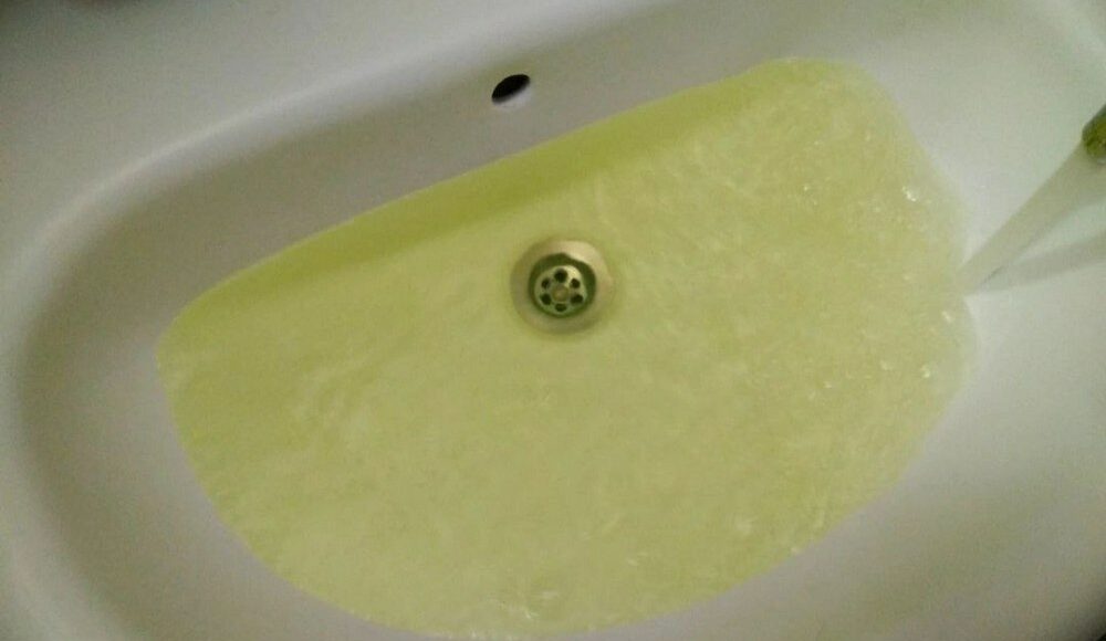 В оккупированном Мариуполе жители регулярно жалуются на некачественную воду