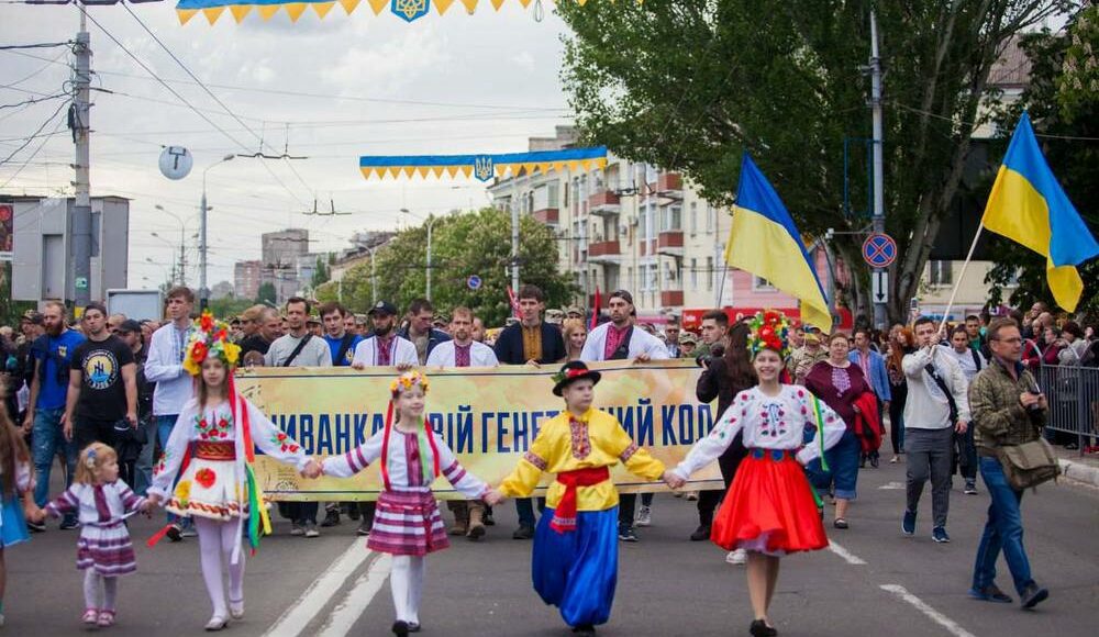 Міськрада нагадала, як проходив день вишиванки в українському та мирному Маріуполі (фото)