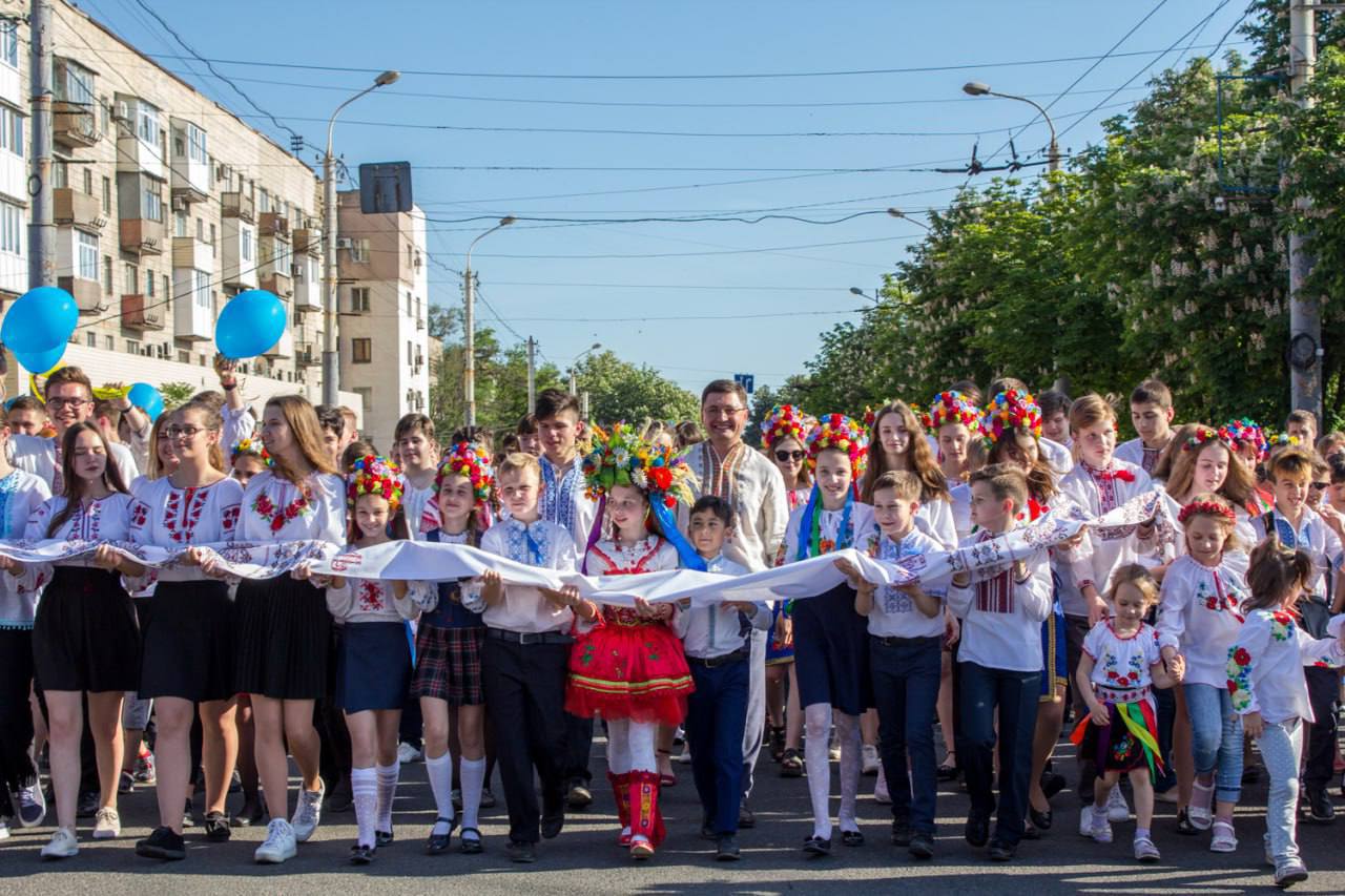 Міськрада нагадала, як проходив день вишиванки в українському та мирному Маріуполі (фото)