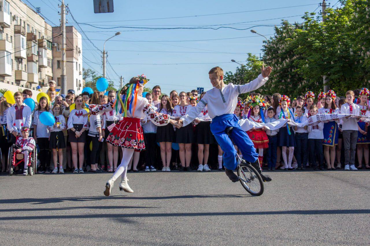 Міськрада нагадала, як проходив день вишиванки в українському та мирному Маріуполі (фото)