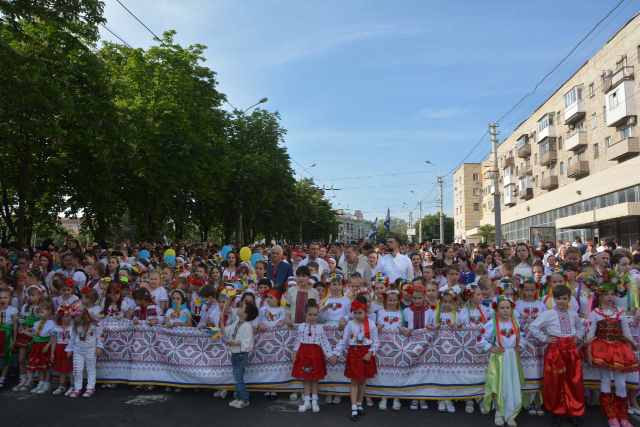 Міськрада нагадала, як проходив день вишиванки в українському та мирному Маріуполі (фото)