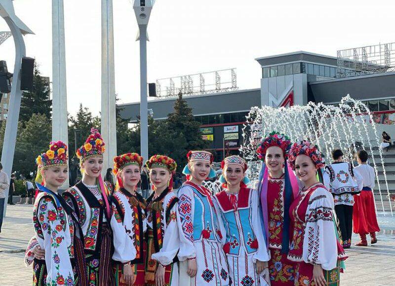 Міськрада нагадала, як проходив день вишиванки в українському та мирному Маріуполі (фото)