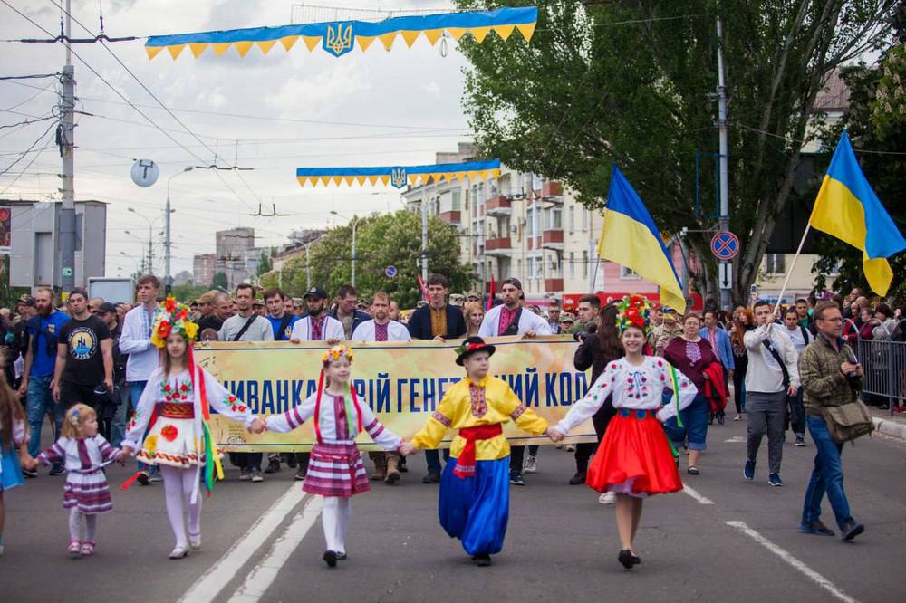 Міськрада нагадала, як проходив день вишиванки в українському та мирному Маріуполі (фото)