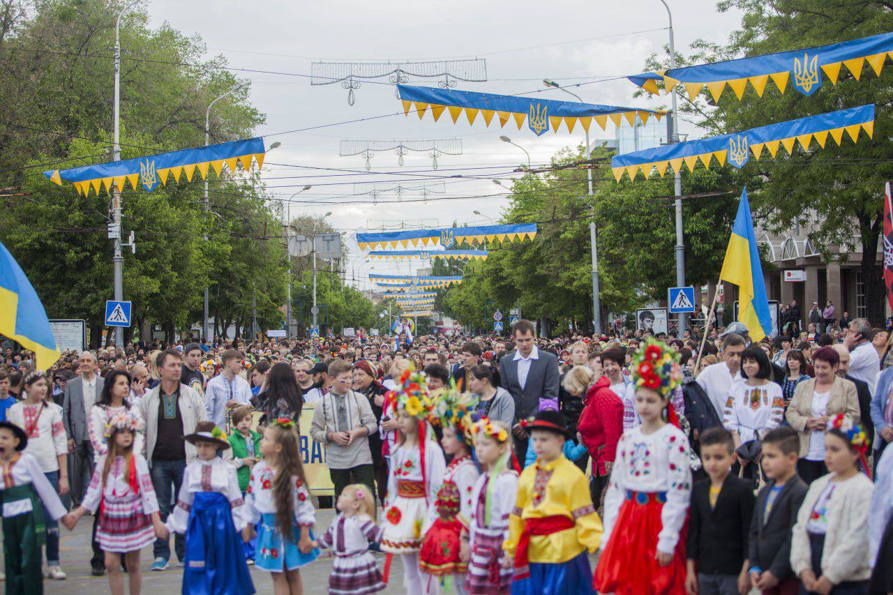 Міськрада нагадала, як проходив день вишиванки в українському та мирному Маріуполі (фото)