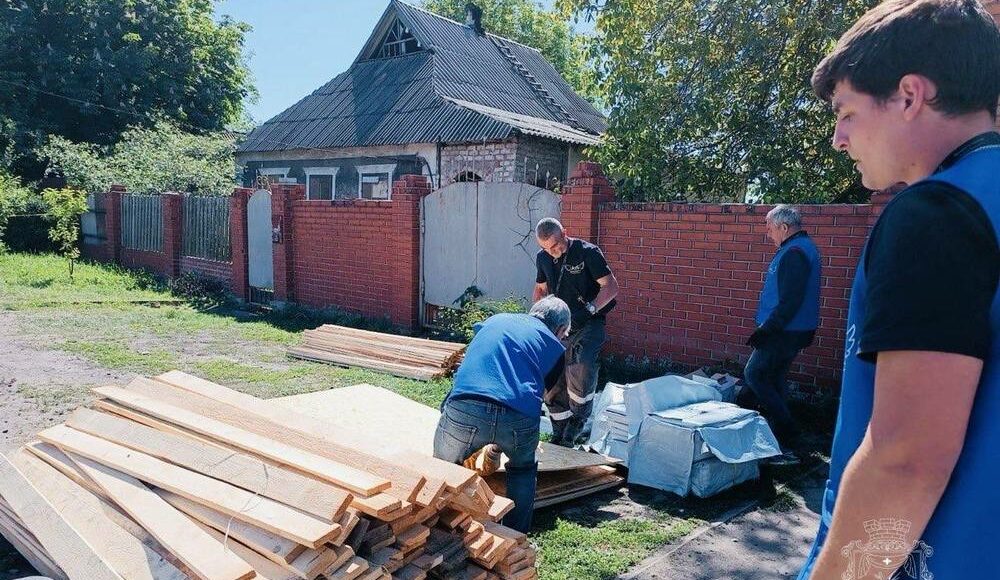"Ангелы спасения" продолжают поддержку людей в Покровске строительными материалами для восстановления (фото)