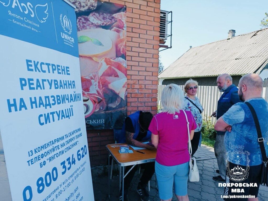 "Янголи спасіння" продовжують підтримку людей у Покровську будівельними матеріалами для відновлення (фото)