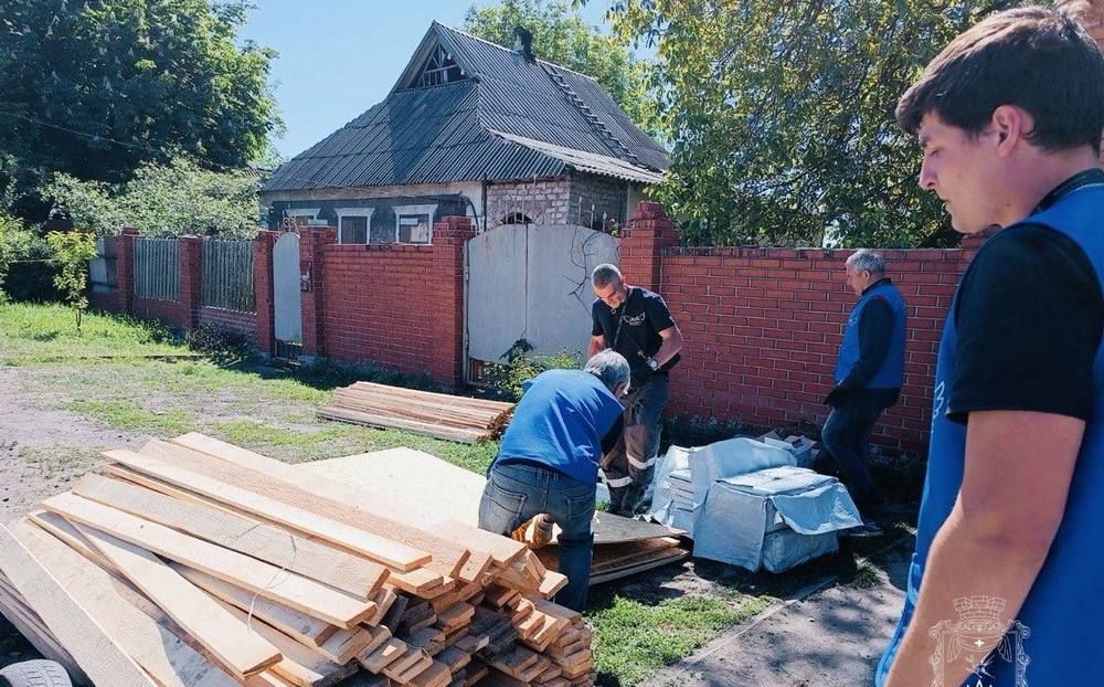 Янголи спасіння" продовжують підтримку людей у Покровську будівельними матеріалами для відновлення (фото)