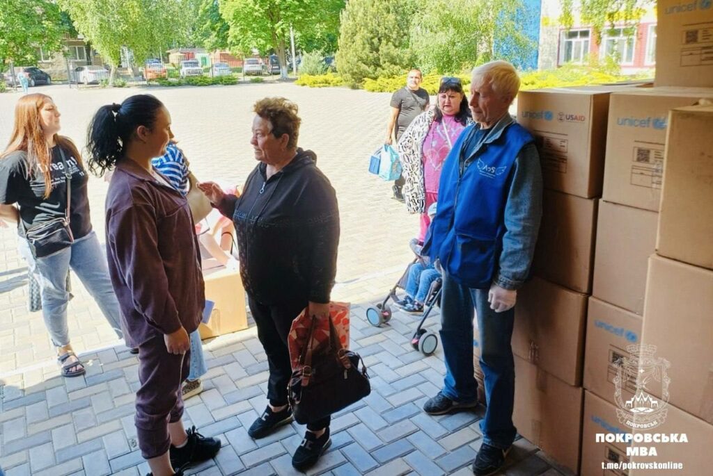 Триває видача гуманітарної допомоги у Покровську для сімей з дітьми до 14 років (фото)