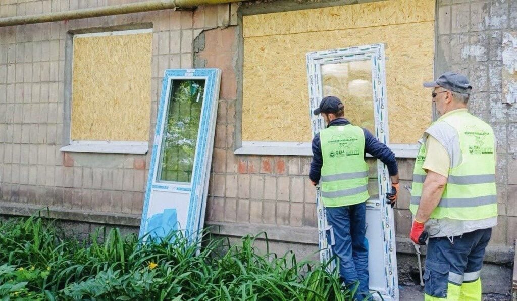 У Покровську за підтримки БО GEM міняють пошкоджені обстрілами віконні конструкції (фото)