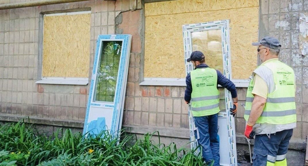 У Покровську за підтримки БО GEM міняють пошкоджені обстрілами віконні конструкції (фото)