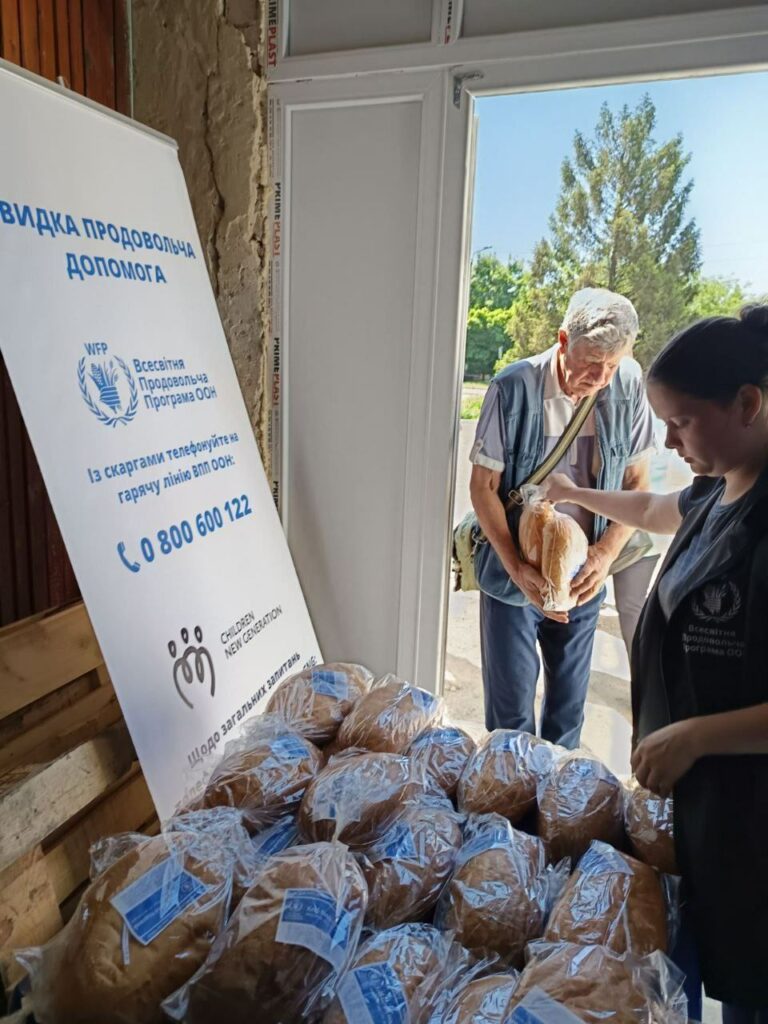 У Селидове привезли гуманітарний хліб (фото)