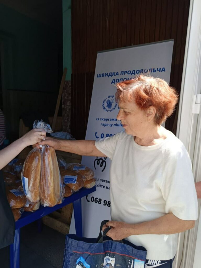 У Селидове привезли гуманітарний хліб (фото)