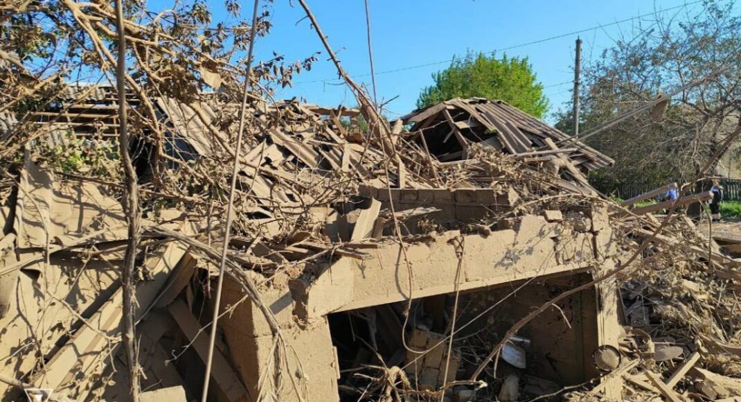 В Дружковке из-под завалов частного жилого дома достали тело мужчины (фото)