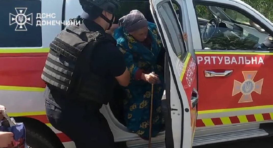 Из села в Покровском районе эвакуировали пожилую женщину, мечтающую восстановить зрение (видео)