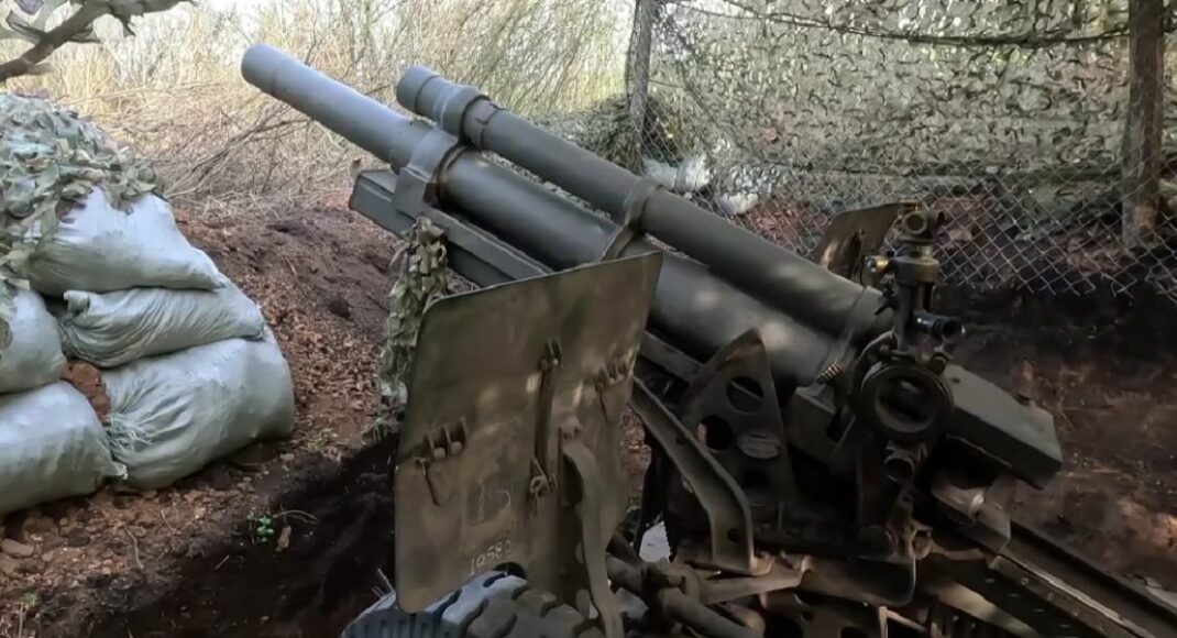 Луганські прикордонники показали, як знищують ворога зі 105-мм гармати M101 (відео)