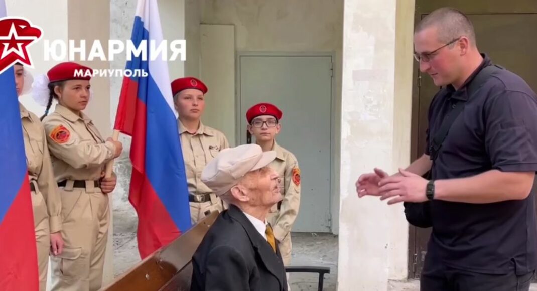 В окупованому Маріуполі "юнармійці" відвідують ветеранів Другої світової війни з російськими прапорами (відео)