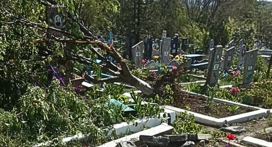 На окупованих територіях росіяни забороняють відвідувати кладовища у поминальний понеділок