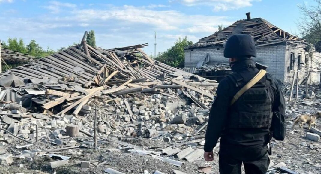 Разбитые дома, раненые люди: россияне 15 раз обстреляли населенные пункты Донетчины (фото)