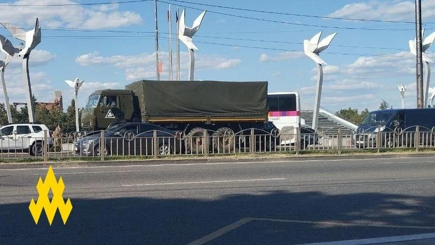 Оккупанты постоянно перегоняют свою технику по Мариуполю, чтобы избежать ударов ВСУ, — "Атеш"