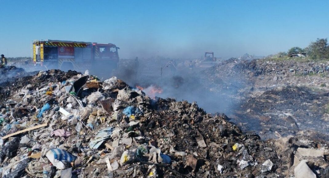 На Донеччині палали сміттєзвалище, приватний будинок і ліси (фото)