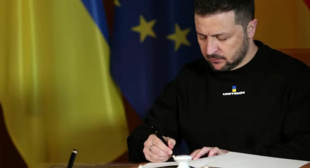 Зеленский подписал законопроекты о продлении действия военного положения и общей мобилизации до 11 августа