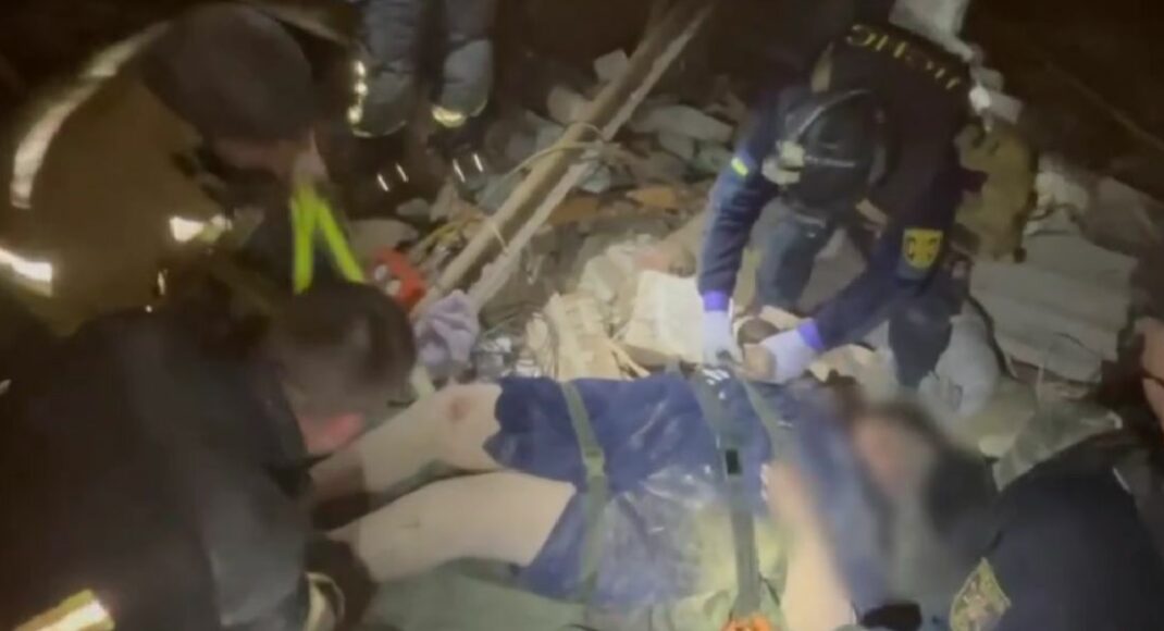 Чрезвычайники помогли женщине, которую достали из-под завалов в Селидово (видео)