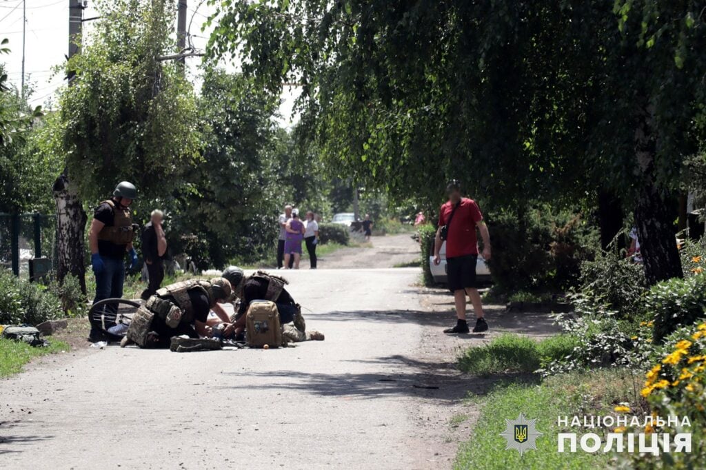 Від ворожого теракту у Покровську постраждали 3 дітей і поліцейських (відео)