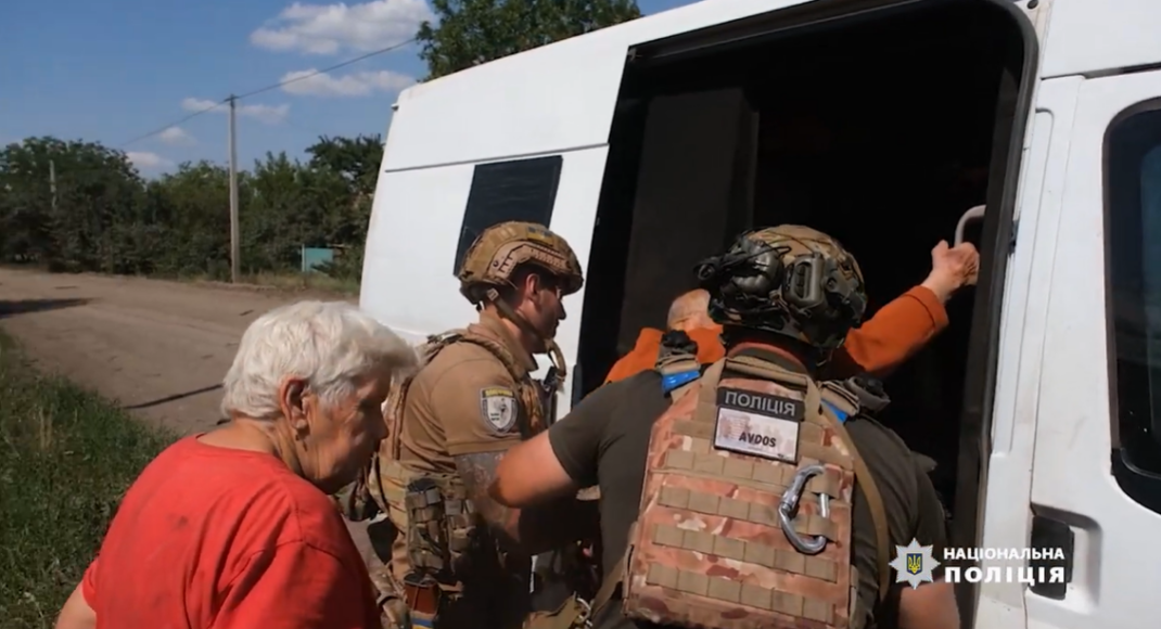 Во время эвакуации людей на Авдеевском направлении полицейский экипаж "Белые ангелы" попали под удар вражеского дрона (видео)