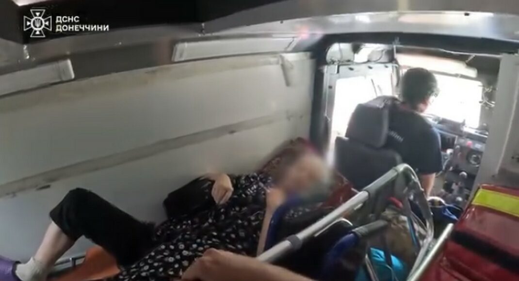 Рятувальники евакуювали двох жінок з Північного на Донеччині (відео)