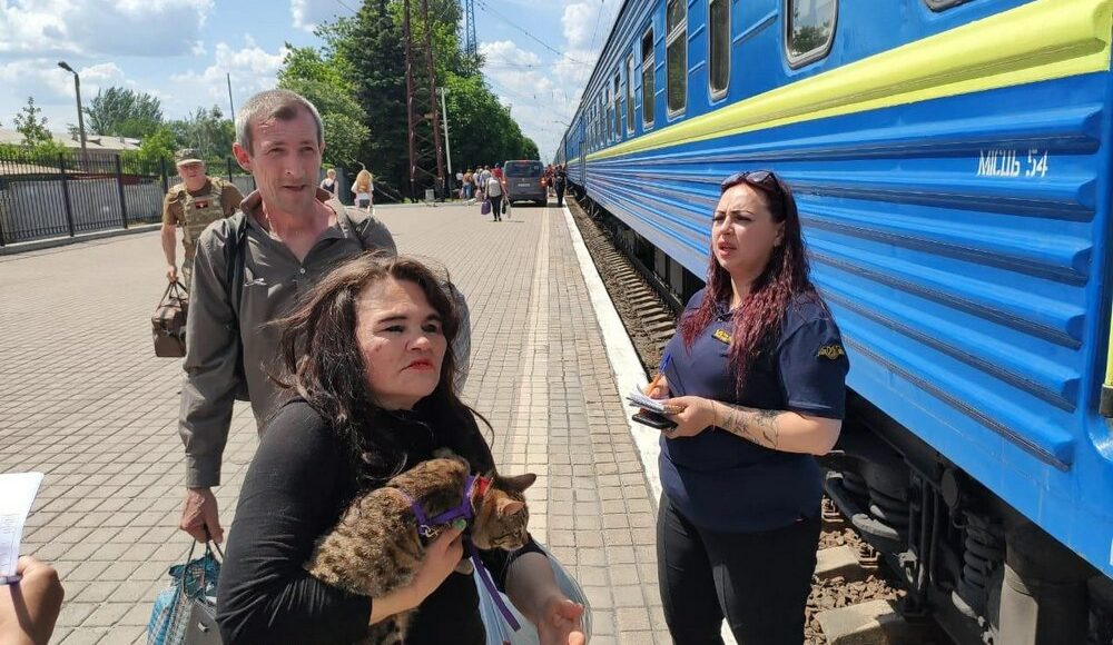 Сегодня в Ровенскую область отправился очередной эвакуационный поезд с жителями Донецкой области и их четвероногими друзьями (фото)