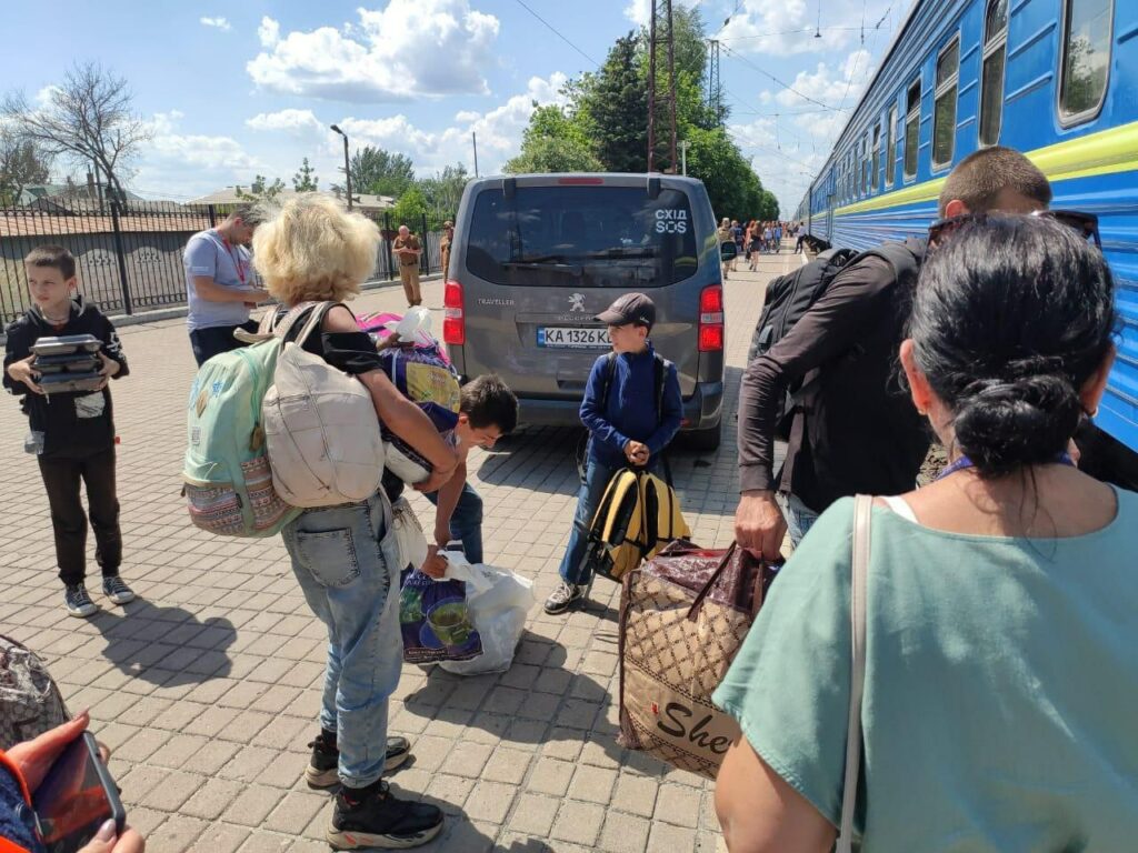 Сьогодні до Рівненської області вирушив черговий евакуаційний поїзд з жителями Донеччини та їх чотирилапими друзями (фото)